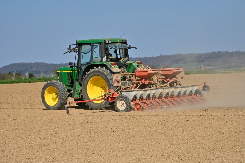Tracteur qui sème du tournesol